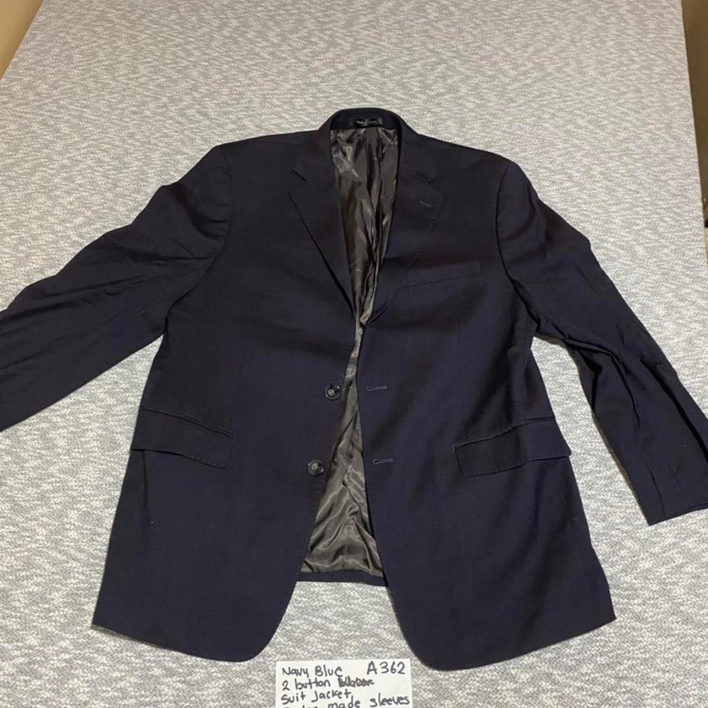 Calvin Klein Navy blue 2 button suit jacket  Men 42s. SKU-A362